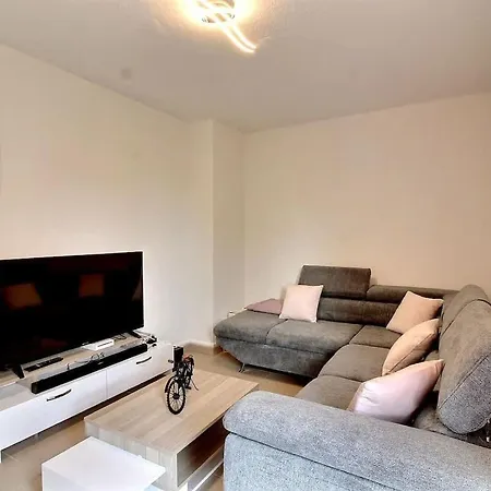 Bianca - Spacieux Et Confortable Pavillon De *